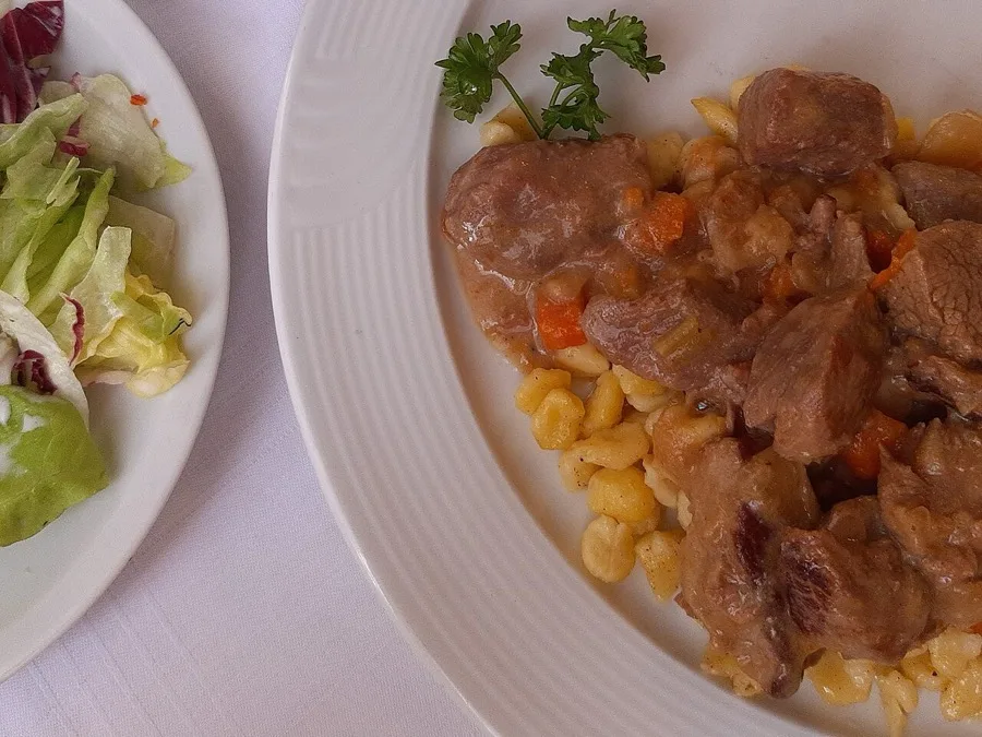Rindsgulasch mit Spätzle und frischer Petersilie