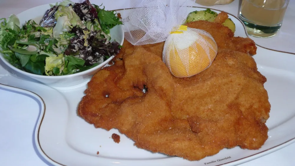 Tellergroßes Wiener Schnitzel vom Kalb mit Zitrone