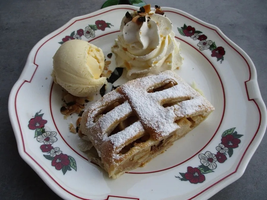 Warmer Apfelstrudel mit Vanilleeis und Schlagobers
