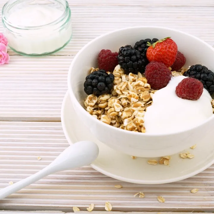 Granola-Bowl mit Joghurt, Beeren und Hafer
