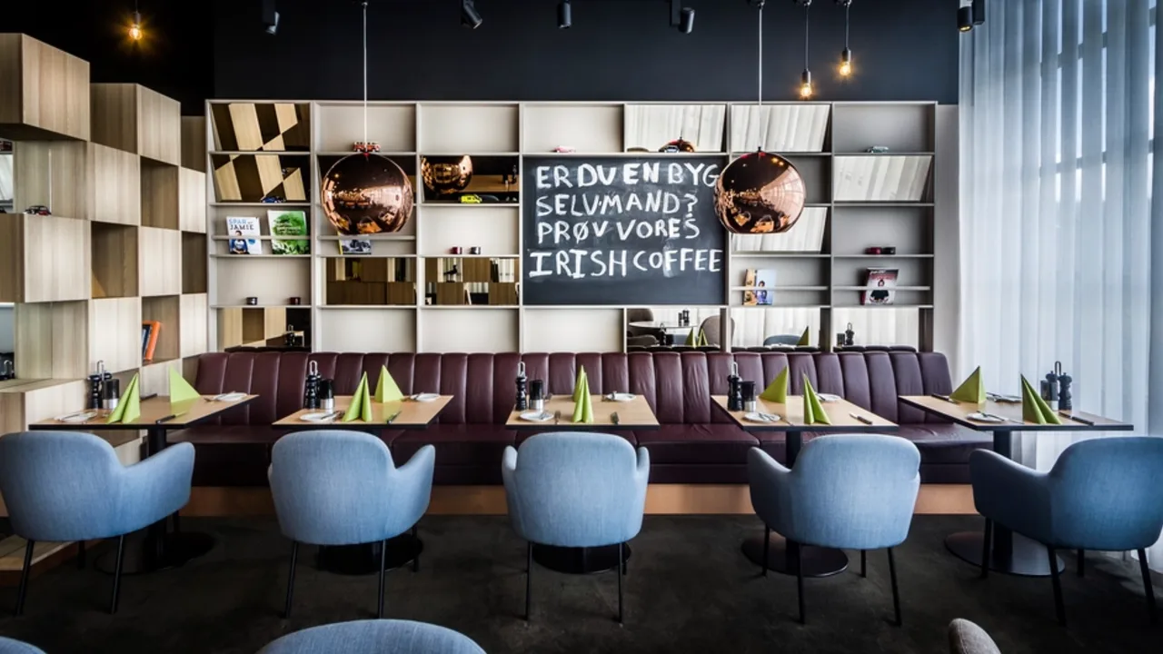 Gemütliches Café-Interieur mit Holzregalen, Kupferlampen und Sitzbank