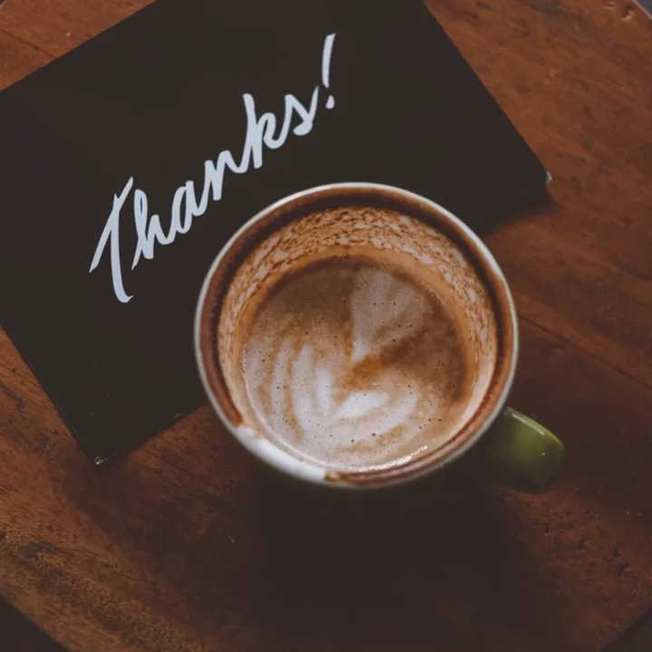 Cappuccino von oben mit Milchschaum-Herz