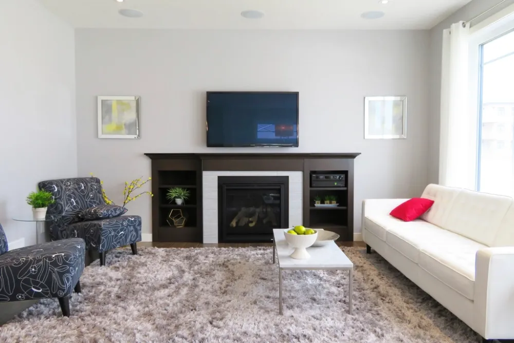 Wohnlicher, heller Raum mit Sofa, Sessel und ruhiger Atmosphäre
