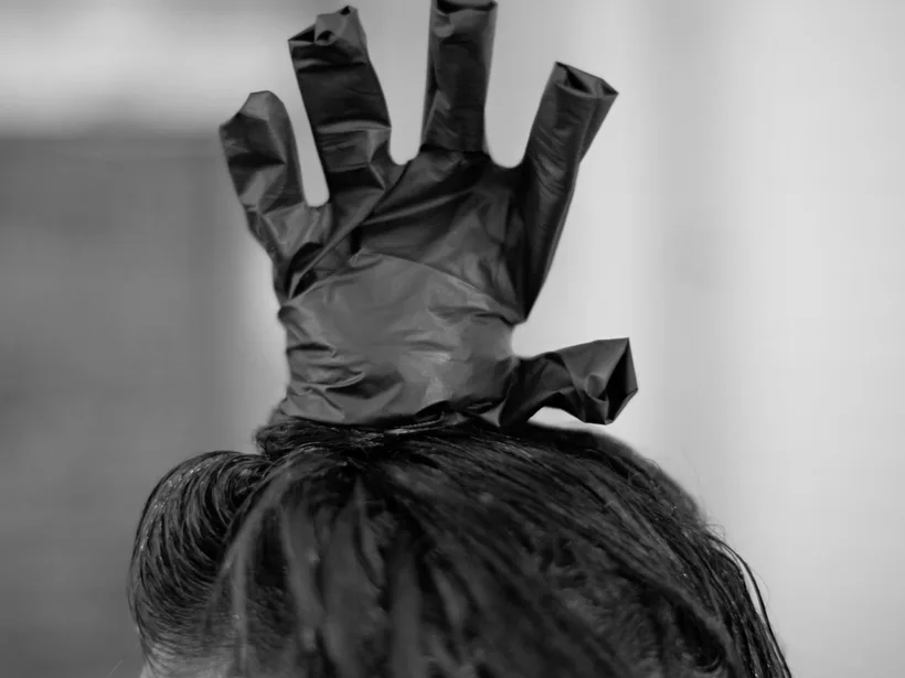 Farbauftrag mit Handschuh, Schwarz-Weiß-Aufnahme aus dem Atelier