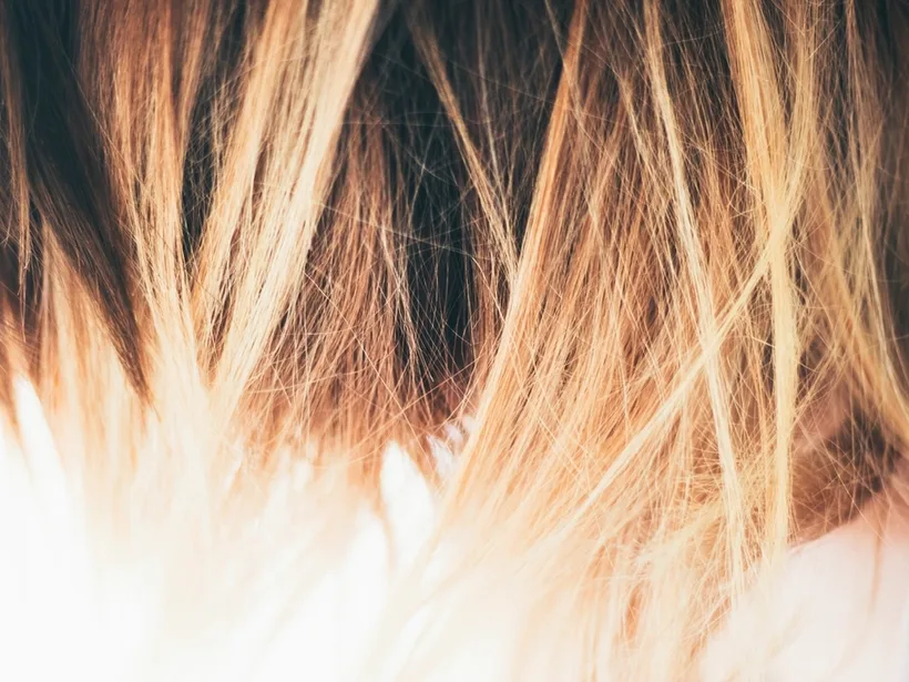 Blondes Haar im Gegenlicht nach einer Pflegebehandlung