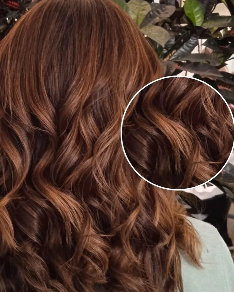Gewellte braune Balayage mit warmen Highlights